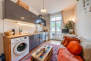 <p>WATERMAEL-BOITSFORT – RUE DE LA CIGALE | APPARTEMENT AVEC BELLE TERRASSE SANS VIS-À-VIS<br /><br />Belle terrasse de 11 m², sans vis-à-vis et orientée nord-ouest, offrant un cadre agréable et préservé, idéal pour profiter des fins de journée, installer un espace repas ou simplement se détendre au calme.<br /><br />D’une superficie de 37 m² selon le PEB, l’appartement propose une disposition agréable et fonctionnelle. Le séjour bénéficie d’un accès direct à la terrasse, tandis que la chambre d’environ 12 m² offre un espace confortable et bien proportionné. L’ensemble profite d’une atmosphère chaleureuse et d’une agréable ouverture vers l’extérieur.<br /><br />Situé dans une rue calme à sens unique de Watermael-Boitsfort, le bien bénéficie d’un environnement résidentiel recherché. La Place Wiener, l’avenue Delleur et le boulevard du Souverain se trouvent à proximité immédiate, offrant un accès aisé aux commerces, transports et commodités. La proximité de la Forêt de Soignes et du Bois de la Cambre complète idéalement ce cadre de vie verdoyant.<br /><br />Un bien séduisant par sa terrasse rare et préservée, son atmosphère paisible et son emplacement privilégié, idéal pour un premier achat, un pied-à-terre ou un investissement.<strong></strong></p>
<pre><strong></strong></pre>