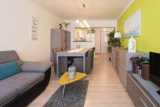 - Verzorgd appartement met 1 slpk <br />- Zonnig terras<br />- Pal in het Historische centrum en op enkele wandelpassen van het strand<br />- Gemeubeld <br /><br />Op een centrale ligging in het Europacentrum, op de 3de verdieping, pal aan het strand en in het hart van het bruisende centrum van Oostende, bieden wij dit charmante appartement aan.<br /><br />Gelegen op amper 100 meter van het strand – ideaal voor wie wil genieten van de zee, het strand en de gezonde zeelucht.<br />Daarnaast bevindt de residentie zich in een levendige buurt met talrijke supermarkten, bakkers, buurtwinkels, restaurants en cafés op wandelafstand.<br />Ook de hippe winkelstraten en de gezellige markt zijn gemakkelijk bereikbaar.<br /><br /><strong>Indeling</strong>: inkom, zeer verzorgde en gezellige woonkamer, ingerichte keuken met aansluiting wasmachine/ droogkast, berging, badkamer met bad, wastafel en toilet, slaapkamer met zonnig terras. <br />Privatieve berging inbegrepen op zelfde verdiep. <br /><br />Ideaal als tweede verblijf of slimme investering!<br /><br />EPC 191/kWh U.C. 2701137<br /><br />Alle info en bezoeken via Immo De Beus 059 510 300