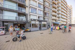 <span>Volledig ingericht handelspand met woonst op topligging vlakbij het nieuwe Casino. <br />Het pand is nog verhuurd tot 31/5/2027 en momenteel uitgebaat als café 'T huis aan de waterkant. <br />Indeling : handelszaak ingericht als café voorzien van ongeveer 40 zitplaatsen binnen en 16 zitplaatsen buiten, bar, keuken, toiletten, grote kelder. <br />Achtergelegen appartement bestaande uit : grote woonkamer, keuken, badkamer, toilet, 2 slaapkamers en ruim terras. Via het terras heeft men direct toegang tot de Leopoldlaan wat uiterst praktisch is voor leveringen. <br />Uitzonderlijk aanbod gezien oppervlakte ( 262m²) en ligging. <br />Mogelijkheid tot plaatsen van extra terras op de Zeedijk. Goed onderhouden gebouw met reeds vernieuwde voorgevel.</span>