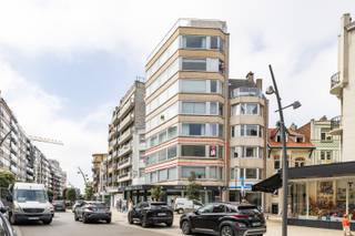 <p><strong>De Panne: Ruim 2-slaapkamerappartement in het bruisende centrum!</strong></p>
<p><br />Op zoek naar de perfecte combinatie van ligging, ruimte en potentieel? Dit heel ruime 2-slaapkamerappartement in de gegeerde residentie Lindo is een unieke kans! Dankzij de hoekligging geniet u van een prachtig zicht over de levendige winkelstraat, terwijl de zeedijk op wandelafstand ligt. Of u nu op zoek bent naar een vaste stek aan zee of een instapklare pied-à-terre om helemaal naar eigen smaak in te richten, dit appartement biedt het allemaal.</p>
<p>Als extra troef kunt u een private garage bijkopen op de felbegeerde Markt van De Panne, voor €60.000.</p>
<p><br /><strong>Indeling:</strong><br />Ruime inkomhal, een adembenemend lichtrijke en genereuze woonkamer, aparte keuken, apart toilet, handige berging, 2 volwaardige slaapkamers en een badkamer met bad die toegang geeft tot een heerlijk terras/buitenruimte.</p>
<p><br /><strong>Troeven:</strong></p>
<ul><li>Ruimte in overvloed: ideaal voor wie comfort zoekt</li><li>Onklopbare ligging: centrum, winkels en zee binnen handbereik</li><li>Volop potentieel: een unieke kans om dit appartement volledig naar uw eigen wensen te renoveren en er iets moois van te maken</li></ul>
<p><br />Interesse? Contacteer Frederick vandaag nog voor meer informatie of een bezoek ter plaatse: 058/22.41.70</p>