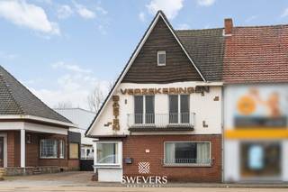 Interesse? Meer informatie op www.SWEVERS.be. - Deze halfopen bebouwing met aanpalende loods op de Kuringersteenweg 488 in Hasselt biedt uitzonderlijk veel potentieel om wonen en werken te combineren. De woning uit 1957 (179 m²) is te renoveren en beschikt over een ruime leefruimte, keuken, vier slaapkamers, badkamer, kelder en garage met twee staanplaatsen. Het perceel van 5a 69ca laat toe een aangename tuin te creëren. Een grote troef is de multifunctionele loods van 270 m² met bureauruimte, ideaal voor diverse professionele activiteiten. De ligging is bijzonder gunstig: nabij autosnelweg, openbaar vervoer, scholen en winkels.<br /><br />Dit pand is onderworpen aan de renovatieverplichting van de Vlaamse overheid voor residentiële gebouwen (behoudens bij sloop binnen 5 jaar na de aankoop). Consulteer voor meer informatie de website van het Vlaams Energie- en Klimaatagentschap via https://www.vlaanderen.be/een-huis-of-appartement-kopen/renovatieverplichting-voor-residentiele-gebouwen.<br /><br />Een unieke kans voor gezinnen, zelfstandigen of investeerders die op zoek zijn naar ruimte, bereikbaarheid en veelzijdigheid. Bel ons vandaag nog voor een persoonlijke rondleiding. Wij van Swevers Real Estate helpen je maar al te graag verder. tel. 011 255 155. Bron bewoonbare oppervlakte: EPC-verslag.