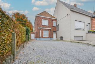 Deze licht te renoveren halfopen bebouwing met twee slaapkamers beschikt over een bewoonbare oppervlakte van 143 m² (volgens EPC-attest) en is...