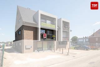 In het centrum van Belzele vinden we dit recent, instapklaar appartement terug. Het gebouw dateert van 2007 en is een kleine residentie. Er is...