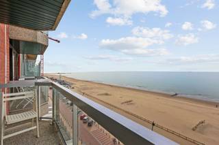 Instapklaar 2-slaapkamerappartement op de zeedijk van Blankenberge en dit met een fenomenaal zicht op de Pier.De tijdloos ingerichte leefruimte is...