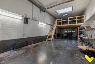 Ruime hal voorzien van hoge automatische poort.Ruime hal met een bruikbare oppervlakte van 104m² voorzien van hoge automatische poort en plateau voor...