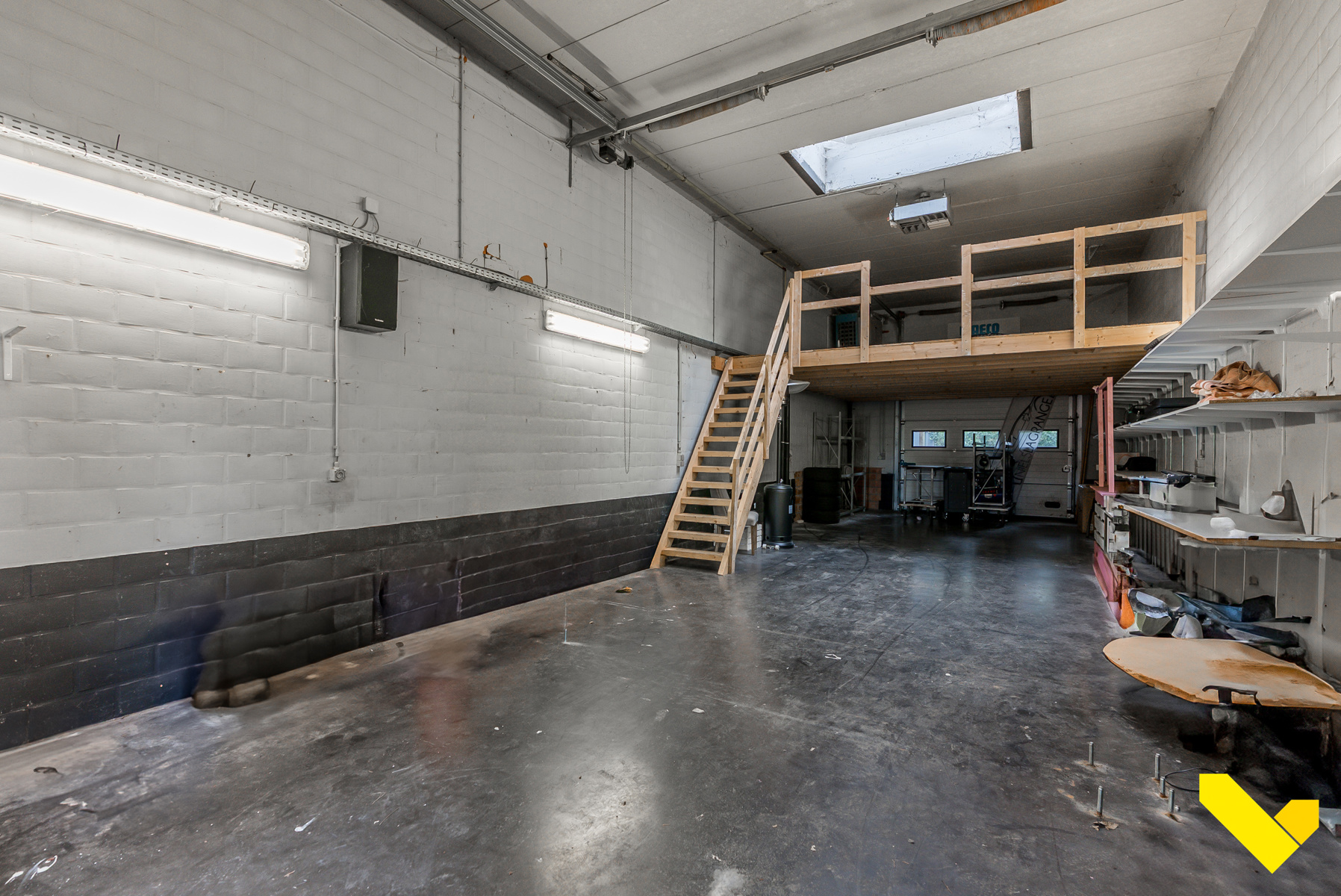 Ruime hal voorzien van hoge automatische poort. - foto 3