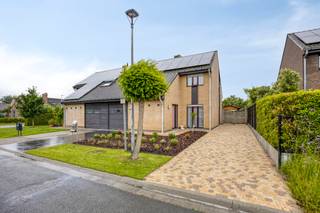Bent u op zoek naar een comfortabele en perfect onderhouden woning op een rustige, residentiële locatie? Dan is deze instapklare gezinswoning beslist een bezoek waard.<br /><br />De woning beschikt over drie volwaardige slaapkamers en biedt een aangename combinatie van ruimte, comfort en energiezuinig wonen. Dankzij de dubbele garage en de ruime oprit is er voldoende parkeergelegenheid voor meerdere voertuigen.<br /><br />Achteraan geniet u van een onderhoudsvriendelijke, noordwestgerichte tuin waar u optimaal kunt profiteren van de namiddag- en avondzon. Een ideale plek om te ontspannen, te tuinieren of gezellige momenten door te brengen met familie en vrienden.<br /><br />De ligging vormt een absolute troef: gelegen in een gegeerde residentiële wijk, met scholen, winkels, sportcentra en het centrum van Torhout op korte afstand. Hierdoor combineert u een rustige woonomgeving met een uitstekende bereikbaarheid en alle dagelijkse voorzieningen binnen handbereik.<br /><br />Een ideale gezinswoning voor wie comfortabel, energiezuinig en centraal wil wonen. Neem vandaag nog contact op voor een bezoek en ontdek zelf alle mogelijkheden die deze woning te bieden heeft.<br /><br />Deze woning is ongeveer 2 maanden na akte beschikbaar.