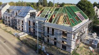 SCHRIEK CENTRUM<br />BEZOEK HET PENTHOUSE na afspraak <br />LAATSTE 2 appartementen/penthouses te koop.<br />De werken zijn in uitvoering - oplevering 4/2027 - REEDS 85% VERKOCHT.<br />6% BTW mogelijk voor eigen enige woonst of verhuur (onder voorwaarden).<br />Penthouse van 141m² met terras van 8m² (3,20m x 2,50m) op het zuid-westen in het stijlvolle nieuwbouwproject ‘Hof ter Hooghe’ op de 2de verdieping met lift.<br />Zeer energiezuinig BEN-appartement (Bijna Energie Neutral) met warmtepomp geothermisch met vloerverwarming + vloerkoeling (geothermisch = grondboringen met grondwarmte = de meest energiezuinige verwarming) + zonnepanelen.<br />Op een uniek zuid gericht perceel van 27 are met mooie aangelegde tuin met 16 nieuwe loofbomen.<br />Gunstig gelegen in het centrum van Schriek, nabij de grens met Keerbergen, op wandelafstand van winkels, diensten, scholen, ontspanning en openbaar vervoer.<br />Omvat: inkomhal, ruime living 50m² met open volledig ingerichte keuken, terras 3,20m x 2,50m op het zuid-westen, 2 bergingen, 2 bad-of douchekamers, 3 slaapkamers (15,8m² - 15,2m² - 10m²), 2 wc’s.<br />Het project is tevens voorzien van een ruime gemeenschappelijke fietsenberging op het gelijkvloers, ondergrondse garageboxen en autostaanplaatsen, privé kelders, en een vuilnisberging in bijgebouw in achtertuin.<br />Verkoop BTW-stelsel - aankopen aan 6% BTW mogelijk onder voorwaarden op constructiewaarde - grondwaarde 12% registratie.<br />Stedenbouw info: omgevingsvergunning uitgereikt bouwen 13 appartementen - woongebied - niet gelegen in verkaveling - geen voorkooprecht ruimtelijke ordening - geen rechterlijke herstelmaatregel of bestuurlijke maatregel opgelegd - niet overstromingsgevoelig.