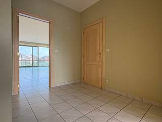 <p>Het appartement is gelegen op wandelafstand van winkels, scholen, Brielmeersen, Leietheater,… </p><p>Op de tweede verdieping bereikbaar met de lift vind u dit ruim en lichtrijk appartement. </p><p></p><p>De indeling is als volgt: inkom voorzien van gastentoilet, lichtrijke woonkamer met openzicht, keuken voorzien van kookplaat, oven en dampkap, aanpalend is er een ruime praktische berging met de nodige aansluitingen, twee volwaardige slaapkamers met een open zicht en een badkamer die beschikt over een douche, ligbad en twee lavabo’s. </p><p></p><p>U heeft een balkon aan de voorzijde en de achterzijde van het gebouw dus u kan genieten van zowel de ochtend als de namiddag zon.</p><p></p><p>Algemene kosten € 50</p>