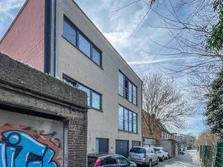 Een zeer goed gelegen, recente opbrengsteigendom (bouwjaar: 2019) bestaande uit 2 ruime appartementen met 3 slaapkamers + terras en 2...