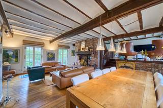 <strong>Prachtige vierkantshoeve met binnenkoer op een uitgestrekt perceel van 1ha43a15ca.</strong> <br />Dit bijzonder vastgoed is gelegen op de Knipscheerstraat 50 in het rustige Alken; omgeven door weilanden én met een vlotte verbinding naar belangrijke invalswegen. Het pand is oorspronkelijk opgetrokken rond 1850 en door de huidige eigenaars grondig gerenoveerd in de jaren '90 met behoud van originele elementen. <span>Kwaliteit, privacy en authenticiteit staan hier centraal. Het pand biedt zeer veel mogelijkheden gezien de beschikbare bewoonbare oppervlakte van 356m² (woongedeeltes), de aanwezigheid van de stallen en van het bijkomende woonhuis (zonder busnummer).</span><br /><br />De imposante toegangspoort leidt naar de binnenkoer die het woongedeelte verbindt met de stallingen en autobergplaats aan de rechterzijde en een tweede woongelegenheid die momenteel dienst doet als bureel.<br /><br />Het <span>eerste woongedeelte</span> is ingedeeld in een inkomhal met gastentoilet en toegang tot de ingerichte keuken. De woonkamer bestaat uit een eethoek met zitplaats en open haard, een bar en een extra zitgedeelte. Deze ruimtes zijn verdeeld over verschillende niveaus. Prachtig zicht op het groen en de vijver. Verder is er nog een wasplaats/berging en een bureel. Op de eerste verdieping is er een ruime overloop die dienst doet als extra TV-kamer, de masterbedroom met dressing en ruime badkamer, een tweede slaapkamer met sanitaire voorzieningen en een 3de slaapkamer die zowel toegankelijk is via de masterbedroom als via het tweede woongedeelte. De woning is deels onderkelderd en hierin zijn de CV-ketels ondergebracht.<br /><br />Het <span>tweede woongedeelte</span> is gelegen aan de achterzijde van het pand en heeft een aparte ingang. Dit woongedeelte is ingedeeld in een inkomhal met een gastentoilet, een woonkamer (momenteel ingericht als bureel en een keukenhoek). Op de eerste verdieping is er een badkamer en twee slaapkamers. Er is een derde kamer die toegang biedt tot de hoofdwoning. <br /><br />De charmante binnenkoer is de plaats bij uitstek om in alle privacy tot rust te komen en te genieten op één van de (overdekte) terrassen.<br />In de ruime <span>garage</span> kan men minstens twee wagens parkeren. De <span>stallingen</span> hebben in het verleden steeds gediend als atelier en kunnen na renovatie en het verkrijgen van een vergunning verder naar wens ingericht worden.<span><br /><br /></span>De tuin is volledig omheind en aangelegd in Engelse stijl en biedt plaats aan meerdere terrassen. De weide en stal zijn ideaal om dieren te houden. Tot slot is er nog een boomgaard met meerdere fruitbomen. <br /><br />De elektriciteit is conform aan de strenge normen van het AREI. <br />Zeer gunstig EPC label C (dubbele verwarmingsinstallatie op aardgas).<br /><br />Kortom: ben jij op zoek naar een authentieke hoeve op een weids perceel in een uiterst groene omgeving? <span>Neem dan vandaag nog contact op voor een bezichtiging en ontdek dit uniek pand met eigen ogen. <br /><br />Wij <strong>ontzorgen</strong> je ook voor de <strong>verkoop van je huidige woning</strong>! Voor meer uitleg helpen we je graag verder.</span>