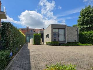 Vous recherchez un espace de pratique moderne et accessible à Lummen ? Alors c'est ta chance ! Idéal pour les cabinets médicaux, les professions paramédicales, les professions libérales et les bureaux, cet espace de bureaux fictif offre un environnement professionnel dans un emplacement pratique.Caractéristiques de la salle de pratique de Lummen :- Convient à diverses fins : parfait pour les médecins, les physiothérapeutes, les psychologues, les orthophonistes, les avocats, les comptables et autres professions.- Année de construction 2014 : bâtiment moderne avec des équipements récents.- Espace de bureau Casco : offre la possibilité d'organiser l'espace selon vos souhaits et besoins.- Salle d'attente partagée : utilisation efficace de l'espace et du confort pour vos patients/clients.- Toilettes : installations sanitaires disponibles.- Accessible en fauteuil roulant : répond aux exigences d'accessibilité, ce qui le rend adapté à tous.- Sous-sol équipé : espace de rangement supplémentaire ou espace d'archives.- Emplacement à Lummen : emplacement idéal avec une bonne accessibilité.