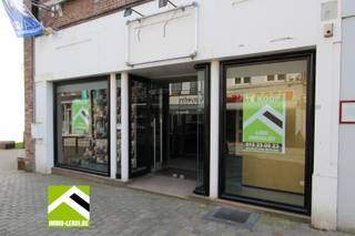 Gelegen in het meest bruisende gedeelte van de winkelstraat van Tongeren, biedt dit karaktervolle pand tal van mogelijkheden. <br />Het gebouw is een authentiek burgerhuis uit de 17e eeuw in Maasstijl. <br />De ligging en ruimte maken het perfect voor wie op zoek is naar een veelzijdige investering.<br /><br />Naast dit gebouw werd recent een doorgang gemaakt naar de nieuwe stadstuinen. <br /><br />HUIDIGE INDELING: <br />Gelijkvloers: <br />x Handelsruimte van 125m² met een brede gevel (7 meter) en een opvallende etalage, momenteel ingericht als kledingzaak. <br />x achteraan bevinden zich paskamers, een handige berging, een apart toilet en een kleine keuken. <br />x verder is er een knusse binnenkoer en een CV-ruimte. <br /><br />Eerste verdieping: <br />x centrale gang die toegang biedt tot vier ruime kamers. <br />x kleine kamer met toegang tot de tweede verdieping. <br /><br />Tweede verdieping: <br />x twee kamers aan de voorzijde. <br />x ruime bergruimte achteraan, ideaal voor opslag of extra woonruimte.<br /><br />Dit pand biedt tal van renovatiemogelijkheden: van commerciële ruimtes tot stijlvolle appartementen of een combinatie van winkel en woning. Met zijn rijke historische achtergrond en toplocatie is dit een buitenkans voor investeerders of ondernemers.<br /><br />Voor meer informatie, neem contact op via dries@immo-leroi.be of bel ons op 012 23 00 23 voor een bezichtiging.