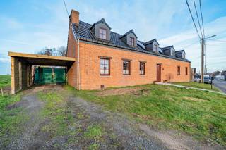 Située en pleine campagne et à l'orée du bois, découvrez cette agréable fermette en très bon état d'entretien.Elle se compose comme suit : un hall...