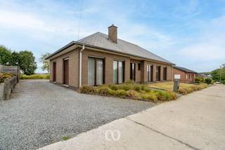 Schrijf je in voor het eerste BEZOEKMOMENT op 2/9 via onze site.<br /><br />Op zoek naar een ruime woning op een uitzonderlijk perceel, waar u volledig uw eigen woonideeën kunt realiseren? Deze solide gezinswoning geniet van een bijzonder rustige ligging in een privatief straatje met uitsluitend plaatselijk verkeer en biedt tal van mogelijkheden.<br /><br />De woning is gelegen op een royaal perceel van maar liefst 1.450 m². Achteraan geniet u van een prachtig open zicht over het omliggende agrarische gebied. De ruime tuin biedt bovendien volop privacy en vormt de ideale plek om te genieten van rust, groen en sfeervolle zonsondergangen.<br /><br />Indeling<br />-GLV: Via de ruime inkomhal met gastentoilet komt u in de lichtrijke leefruimte. Aansluitend bevindt zich de ruime keuken, beide met een aangenaam zicht op de tuin. Verder beschikt de woning over een praktische berging.<br />Aan de andere zijde van de inkomhal bevindt zich het slaapgedeelte, met vier slaapkamers, waarvan twee ruime en twee compactere kamers. De badkamer vervolledigt deze verdieping.<br />Achteraan is er bovendien een dubbele garage, ideaal voor het stallen van voertuigen en het creëren van extra bergruimte.<br />-1stV: De praktische zolder biedt bijkomende bergruimte en kan, afhankelijk van de mogelijkheden en wensen, verdere toekomstperspectieven bieden.<br /><br />De grote tuin is zonder twijfel één van de absolute troeven van deze woning. Dankzij het ruime perceel, de groene omgeving en het open zicht geniet u hier van een uitzonderlijk gevoel van ruimte en privacy.<br /><br />Deze woning combineert ruimte, een rustige ligging, een royaal perceel en heel wat mogelijkheden. Een uitstekende opportuniteit voor wie op zoek is naar een solide gezinswoning die volledig naar eigen smaak en behoeften kan worden ingericht.<br /><br />Interesse? Maak vandaag nog een afspraak en ontdek zelf het potentieel, de ruimte en de unieke ligging van deze woning.