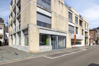 De grote vitrine aan de straatzijde biedt maximale zichtbaarheid voor voorbijgangers en potentiële klanten. Het gelijkvloers is volledig open en kan volledig naar eigen wens en functie ingericht worden – perfect voor ondernemers die op zoek zijn naar een commerciële toplocatie in Hasselt.Bovendien bevindt het pand zich vlakbij het Capucienenplein, een rustige groene zone die zorgt voor een aangename sfeer in deze bruisende stadsomgeving. Parkeerproblemen zijn er niet: je geniet van een parkeermogelijkheid dankzij de nabijgelegen TT-parking.Troeven van deze commerciële ruimte:- 428 m² bruikbare vloeroppervlakte op het gelijkvloers- Gelegen in het centrum van Hasselt, binnen de kleine ring- Zeer brede vitrine voor maximale visibiliteit- Geschikt als winkelruimte, kantoor of showroom- TT Parking op wandelafstand voor medewerkers en klantenInteresse in deze commerciële ruimte te koop in Hasselt centrum? Neem vandaag nog contact op voor meer info of een bezichtiging op 011305054!