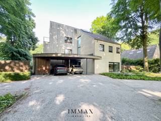 Gelegen in de prestigieuze regio Beisbroek, ontworpen door architect Luc De Meyer, vinden we deze villa terug op een royaal perceel van 1.519m²...