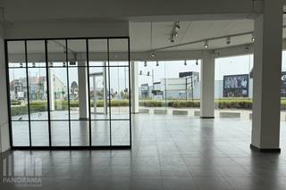 Bâtiment commercial polyvalent et multifonctionnel à vendre avec salle d'exposition, espace de stockage et espace brut (autorisé comme logement de concierge) dans un emplacement de choix à Sint-Pieters-Leeuw. Situé le long de la très fréquentée Bergensesteenweg, ce bâtiment offre une excellente visibilité et une accessibilité aisée tant pour les clients que pour les fournisseurs.<br />Le bâtiment est situé sur un terrain de 1 669 m² et comprend un vaste showroom de 340 m² au rez-de-chaussée, complété par 60 m² de bureaux, 140 m² d'espace de stockage et un abri pour voitures de 80 m². L'espace de stockage au rez-de-chaussée est facilement accessible par deux grandes portes sectionnelles (4 m H x 3,8 m L). À l'étage se trouve un showroom supplémentaire de 360 m².<br />Un espace brut, autorisé comme logement de concierge de +/-100 m², a également été prévu. Idéal pour être aménagé en appartement ou en studio pour ceux qui souhaitent combiner vie privée et vie professionnelle. Au sous-sol, il y a 540 m² d'espace de stockage, avec un monte-charge. Grâce à son agencement flexible et à son emplacement stratégique, le bâtiment se prête parfaitement à divers usages tels qu'un commerce, un showroom ou un entrepôt.<br />Il y a suffisamment de places de parking sur le terrain. Ce bien offre une opportunité unique aux entrepreneurs à la recherche d'espace, de visibilité et de fonctionnalité dans un endroit facilement accessible près de Bruxelles.<br />N'hésitez pas à contacter PANORAMA B2B pour plus d'informations ou pour visiter les lieux au <strong>0479 70 70 70</strong>