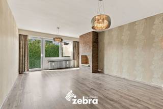 Dit verzorgde appartement op de eerste verdieping bevindt zich in het bruisende centrum van Tielt en biedt alle comfort voor wie centraal wil wonen.<br /><br />Bij het binnenkomen komt u in de inkomhal met gastentoilet. Van hieruit bereikt u de lichtrijke leefruimte, de recent vernieuwde en volledig ingerichte keuken, een praktische berging, twee volwaardige slaapkamers en een badkamer met douche.<br /><br />Het appartement werd recent opgefrist. Daarnaast werd ook de cv-ketel vernieuwd, wat zorgt voor een energiezuinige en betrouwbare verwarming.<br /><br />Een extra troef is de privatieve kelder, ideaal als bijkomende bergruimte. Bovendien is er een privatieve garagebox beschikbaar, aan te kopen voor € 25.000. Daarbovenop zijn er geen syndickosten, wat de maandelijkse lasten beperkt.<br /><br />Dankzij de praktische indeling, de kwalitatieve afwerking en de uitstekende ligging is dit appartement volledig instapklaar.<br /><br /><strong>Ook wild geworden van deze thuis?<br />Twijfel dan niet langer en leg vandaag nog uw bezoek vast!</strong>