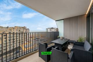 In de prestigieuze Crystal Residence, een residentie die uitblinkt door haar elegante architectuur en hoogwaardige afwerking, bevindt zich deze instapklare studio (bouwjaar 2021). Hier geniet u dagelijks van een uniek zeezicht en een luxueuze woonbeleving aan de Belgische kust.<br /><br />🏡 Indeling<br /><br />De studio beschikt over een lichtrijke woon- en eetruimte met groot schuifraam en frontaal zeezicht 🌅. De open keuken is volledig uitgerust met moderne toestellen 🍳 (combi-oven, koelkast, vaatwasser, dampkap en inductiekookplaat). Via de inkomhal, die praktisch werd ingericht met een op maat gemaakt wandbed 🛏️, creëert u eenvoudig een aparte slaapruimte. De stijlvolle badkamer is voorzien van douche 🚿, wastafel en toilet.<br /><br />⭐