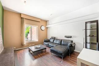 <strong>Charmant appartement op het Antwerpse Zuid </strong><br /><br />Dit aangename appartement bevindt zich op de eerste verdieping en verwelkomt je via een veiligheidsdeur die toegang geeft tot de verzorgde inkomhal. De inkomhal is voorzien van een praktische ingemaakte kast die niet alleen zorgt voor extra bergruimte, maar ook plaats biedt aan de geïnstalleerde wasmachine en droogkast.<br /><br />Vanuit de hal bereik je de slaapkamer, waar voldoende ruimte is om een kledingkast te plaatsen. Verder in het appartement kom je terecht in de gezellige woonkamer met open keuken. Aansluitend aan de woonkamer bevindt zich de badkamer, uitgerust met een douche en toilet.<br /><br />Daarnaast beschikt het appartement over een privatieve kelder en een fietsenberging op de ondergrondse verdieping.<br /><br />De ligging in de Tolstraat is een echte troef. Het appartement bevindt zich op wandelafstand van het nieuwe Zuidpark en de sfeervolle Marnixplaats, met haar gezellige cafés, restaurants en terrassen. Antwerpen Zuid staat bekend om zijn karaktervolle straten, hotspots en levendige sfeer, waardoor dit een bijzonder aangename buurt is om te wonen.<br /><br />Dankzij de centrale ligging, de praktische indeling en de grote aantrekkingskracht van Antwerpen Zuid is dit appartement niet alleen ideaal als eigen woonst, maar ook bijzonder geschikt als investering. Een charmante woonplek voor wie comfortabel wil wonen of op zoek is naar een interessante investeringsopportuniteit op een toplocatie.
