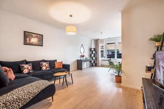 <strong>Gelijkvloers appartement van ca. 74m² met 2 slaapkamers en een aangenaam terras/tuin op het Zuiden, gelegen in een compleet gerenoveerde residentie. Het appartement zelf onderging ook een totaalrenovatie en is voorzien van nieuw schrijnwerk, nieuwe ketel, nieuwe elektriciteit, nieuwe vloeren, trendy keuken, badkamer, ... Garagebox verplicht bij aan te kopen voor 20.000 EUR. </strong><span><br /><br />Indeling:</span><br /><span>- Ruime inkomhal<br />- Ruime leefruimte met open keuken, met werkblad in composiet en kwalitatieve toestellen: combi-oven, vaatwasser en ijskast + vriesvak </span><br /><span>- 2 volwaardige slaapkamers </span><br /><span>- Badkamer met inloopdouche en toilet</span><br /><span>- Terras, gelegen aan de achterzijde en Zuid georiënteerd </span><br /><br /><strong>Garagebox verplicht bij aan te kopen voor 20.000 EUR. </strong><br /><br /><span>Huurovereenkomst</span><br />Het appartement is sinds 01/01/2023 verhuurd voor 840€/maand + 30€/maand gemeenschappelijke lasten. Bruto investeringsrendement van 4,05%. Beschikbaar voor eigen gebruik, mits een opzegtermijn van 6 maanden ten aanzien van de huurders. <br /><br /><span>Bijzonderheden</span><br /><span>- Hoogwaardige totaalrenovatie in 2020</span><br /><span>- Individuele verwarming op aardgas (Bulex) met radiatoren</span><br /><span>- Videophone<br /></span>- 60 €/maand gemeenschappelijke lasten (incl. blokpolis)<br /><span>- Overal parketvloer</span><br /><span>- Spotjes in de keuken en badkamer</span><br /><span>- Ventilatiesysteem C<br /><br />Bekijk dit appartement via onze virtual tour: https://tour.giraffe360.com/a35292fc0ac74b91b88d208c99928152/ </span>