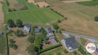 EERSTE BEZOEKDAG ZATERDAG 01/08 VAN 10U TOT 12U (enkel op afspraak!)<br /><br />HAALTERT - Bent u op zoek naar een renovatieproject dat u volledig naar eigen smaak kunt inrichten? Dan is deze woning in Haaltert precies wat u zoekt.<br />Deze te renoveren woning biedt een uitstekende basis voor wie droomt van een karaktervolle gezinswoning of een interessante investering.<br />Gelegen op een gunstige locatie, vlakbij winkels, scholen, openbaar vervoer en belangrijke invalswegen, combineert deze woning een rustige woonomgeving met een vlotte bereikbaarheid.<br /><br />De woning omvat op het gelijkvloers een woonkamer, eetkamer, keuken, veranda, badkamer, toilet en een garage.<br />Op de eerste verdieping bevinden zich twee slaapkamers. Via een vaste trap bereikt u de zolder, die tal van mogelijkheden biedt en kan worden ingericht als extra slaapkamer, hobbyruimte of bureauruimte.<br />De woning beschikt over een aangename tuin. Vooraan geniet u van een open uitzicht op de omliggende velden, wat zorgt voor een bijzonder rustig en landelijk gevoel. In de tuin bevindt zich bovendien een ruim bijgebouw dat tal van mogelijkheden biedt als opslagruimte, werkplaats of hobbyruimte.<br /><br />Kortom: Deze eigendom biedt een uitstekende opportuniteit voor wie op zoek is naar een renovatieproject met veel potentieel, prachtig gelegen in het groen van Haaltert.<br /><br />Wenst u meer info of bezoek: 053/60.65.60<br /><br />De vermelde prijs is een richtprijs. Na ontvangst van de biedingen zal de verkoper beslissen of hij/zij de eigendom verkoopt aan het beste bod. De richtprijs is aldus niet bindend voor de verkoper. Voor meer info kunt u ons contacteren of het reglement raadplegen op onze website.