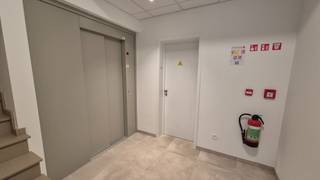 Op een rustige, landelijke locatie in Sint-Pieters-Rode bevindt zich dit unieke en veelzijdige woonconcept boven een artsenpraktijk. Deze...