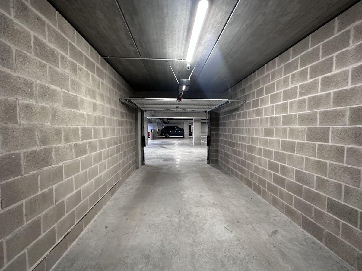 Ruime garagebox met automatische poort te koop in het Suikerpark. - foto 2