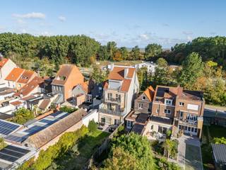 Dit instapklare appartement is gelegen in Heist, op een gunstige locatie nabij de zeedijk. Het appartement bevindt zich in een recente residentie uit 2006 en combineert een praktische indeling met aangename leefruimtes en een prachtig open en groen zicht.<br /><br />Bij het binnenkomen beschikt het appartement over een ruime inkomhal met vestiairekast en een afzonderlijk toilet. De lichtrijke leefruimte biedt plaats aan een gezellige zithoek en eethoek en geniet dankzij het open zicht van een aangenaam ruimtelijk gevoel. Aansluitend bevindt zich de open leefkeuken, die voorzien is van alle nodige comfort.<br /><br />Verder beschikt het appartement over een praktische berging met aansluiting voor een wasmachine. Er zijn twee volwaardige slaapkamers aanwezig. De ruime eerste slaapkamer is uitgerust met ingebouwde kasten en biedt rechtstreeks toegang tot het terras. Ook de tweede slaapkamer beschikt over een rechtstreekse toegang tot het terras. De badkamer is ingericht met een douchebad en een dubbele wastafel.<br /><br />Het appartement is voorzien van hoogrendementsbeglazing en wordt individueel verwarmd via een eigen condensatieketel op aardgas. De elektrische installatie is conform. Dankzij de vele ingebouwde kasten is er bovendien heel wat praktische opbergruimte aanwezig.<br /><br />De ligging biedt een uitstekende bereikbaarheid met het openbaar vervoer en alle dagelijkse voorzieningen bevinden zich op korte afstand. Bovendien bevindt de zeedijk zich nabij, waardoor ook de kust en het strand vlot bereikbaar zijn.<br /><br />Indeling:<br />- Inkomhal,<br />- Vestiairekast,<br />- Apart toilet,<br />- Lichtrijke leefruimte met zithoek en eethoek,<br />- Open leefkeuken voorzien van alle comfort,<br />- Berging met aansluiting voor wasmachine,<br />- Ruime eerste slaapkamer met ingebouwde kasten en toegang tot het terras,<br />- Tweede slaapkamer met toegang tot het terras,<br />- Badkamer met douchebad en dubbele wastafel,<br />- Terras,<br /><br />Een instapklaar appartement met twee slaapkamers, terras, veel opbergruimte en een prachtig open en groen zicht, gelegen op een uitstekende locatie nabij de zeedijk en alle voorzieningen. Ideaal als vaste woonst, tweede verblijf of investering.<br /><br />Contacteer ons gerust voor meer informatie of om een bezoek ter plaatse in te plannen.