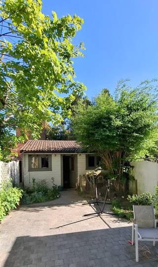 <p>Instapklare eengezinswoning met tuin.</p><p>Gezellige gezinswoning op wandelafstand van het Te Boelaerpark met 1 verdieping en zuidgerichte stadstuin.<br />De woning (ca 130 m2) heeft de volgende indeling:</p><p>KELDER: grotendeels onderkelderd (55 m2)</p><p>GLV: inkomhal met apart toilet, woonkamer met gezellige zithoek, open keuken met eetplaats en groot schuifraam naar de tuin. Vloerverwarming aanwezig.</p><p>1eVERD: hal, 4 slaapkamers, apart toilet, badkamer met dubbele lavabo, ligbad, douche en plaats voor wasmachine en droogkast.</p><p>TUIN: ca 70 m2 met aangelegd terras en groot tuinhuis.</p><p>De woning is gelegen in de Kriekenhofwijk. In de nabije omgeving zijn er scholen, het Te Boelaerpark, winkels, horeca en toegang tot het openbaar vervoer.</p><p>EPC: 433 kWh/m2<br />Electriciteit: conform<br />asbestattest: aanwezig<br />Verwarming: aardgas</p><p>Vraagprijs: 410.000 euro</p>