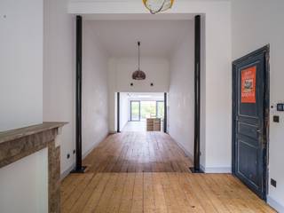 <strong> Instapklare stadswoning met drie slaapkamers en aangename tuin nabij Gent-Sint-Pieters.</strong><br /><br />Op een aantrekkelijke locatie nabij het station Gent-Sint-Pieters en de Sint-Pauluskerk bevindt zich deze instapklare woning met karaktervolle gevel.<br /><br />De inkomhal, voorzien van gastentoilet en toegang tot de kelder, leidt naar het leefgedeelte. Vooraan bevindt zich de gezellige leefruimte, waar hoge plafonds en de originele plankenvloer het authentieke karakter van de woning benadrukken. Centraal bevindt zich de keuken, gevolgd door de eetplaats die rechtstreeks aansluit op de aangename stadstuin.<br /><br />Op het tussenverdiep bevindt zich de volledig ingerichte badkamer. De eerste verdieping omvat twee meer dan volwaardige slaapkamers.<br />De zolderverdieping werd ingericht als derde slaapkamer en beschikt over een eigen keuken en badkamer, aangevuld met een mezzanine.<br />Dankzij deze inrichting kan deze verdieping bovendien afzonderlijk worden verhuurd, wat interessante mogelijkheden biedt voor wie wonen en een bijkomende huuropbrengst wil combineren.<br /><br /><strong>Een charmante stadswoning met karakter, buitenruimte en een bijzonder vlotte ligging in Gent.</strong>
