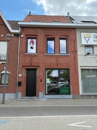 <p><strong>Te huur: volledig gerenoveerd duplexappartement in Vichte met 3 slaapkamers op een centrale locatie.</strong></p>
<p><br /><br />Dit appartement is volledig gerenoveerd en biedt een comfortabele indeling met drie slaapkamers. Centraal gelegen op de Vichteplaats, dus een vlotte verbinding naar invalswegen en winkels in de buurt. Dankzij het EPC-label A is het een zeer energiezuinig appartement.<br />Er hoort geen parkeerplaats bij het appartement, maar er is voldoende parkeergelegenheid in de buurt.<br />Er zijn <strong>geen</strong> gemeenschappelijke kosten.<br /> </p>
<p><u><strong>Belangrijkste ruimtes:</strong></u></p>
<ul><li>Aparte inkomhal met inbouwkast</li><li>Gastentoilet</li><li>Volledig ingerichte keuken</li><li>Ruime leefruimte met inbouwkasten onder de trap</li><li>3 slaapkamers</li><li>Badkamer met dubbele lavabo, bad en inloopdouche + aansluitingen voor wasmachine en droogkast</li><li>Dakterras wordt nog volledig aangelegd</li></ul>
<p> </p>
<p><u><strong>Troeven:</strong></u></p>
<ul><li>Centrale ligging</li><li>Energiezuinig - EPC-label A</li><li>Volledig gerenoveerd</li><li>Geen gemeenschappelijke kosten</li></ul>
<p> </p>
<p><strong>Neem vandaag nog contact op met ERA Bossuyt voor meer info of een bezoek - 056/61.10.10.</strong></p>
<p> </p>
<p>JOUW DROOMAPPARTEMENT. ZO GEVONDEN!</p>