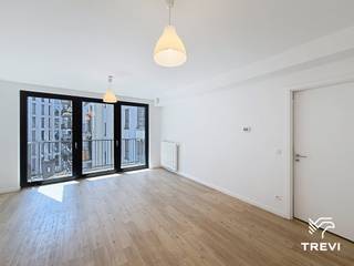 <p><strong>ETTERBEEK – Gelegen in de Europese wijk, in de nabijheid van de Europese instellingen, het openbaar vervoer, winkels en groene ruimten. Prachtig appartement met 3 slaapkamers van circa 109m² met terras.</strong></p>
<p><span>Op de 4de verdieping:</span></p>
<ul>
<li>
<p>Inkomhal</p>
</li>
<li>
<p>Lichtrijke leefruimte van circa 31 m² (4,45m * 4,83m)</p>
</li>
<li>
<p>Volledig geïnstalleerde open keuken (wastafel, vitrokeramische kookplaten, afzuigkap, koelkast/vriezer, oven en vaatwasser)</p>
</li>
<li>
<p>Slaapkamer van circa 15 m² (4,90m * 3,10m)</p>
</li>
<li>
<p>Slaapkamer van circa 9,5 m² (2,60m * 3,50m)</p>
</li>
<li>
<p>Slaapkamer van circa 9 m² (2,50m * 3,50m)</p>
</li>
<li>
<p>Badkamer met bad en douche</p>
</li>
<li>
<p>Wasplaats met aansluiting voor een wasmachine</p>
</li>
<li>
<p>Apart toilet</p>
</li>
</ul>
<p>Kelder nr. 8 Parkeerplaats (nr. P27) inbegrepen in de huurprijs</p>
<p>Lasten: forfait van 110 €/maand voor de gemeenschappelijke delen + voorschot van 125 €/maand voor warm water en verwarming. <br />Eenmalige verhuiskosten van 50€ ! <br />Verzekering afstand van verhaal: 150€/jaar</p>