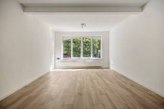 <p><strong>Gelijkvloers appartement met aangename privétuin op de grens van de uiterst gegeerde en groene wijken Pulhof / Oosterveld.</strong><br /><br /><strong>Indeling:</strong><br />Je stapt het appartement binnen via de centrale inkomhal. Aan de rechterkant geeft een ruimtebesparende schuifdeur toegang tot de <b>praktische badkamer</b>. Aan de linkerkant van de hal bevindt zich de <strong>sfeervolle leefruimte</strong> met zicht op de voortuin van het gebouw. Dankzij de <b>zuidgerichte ramen</b> geniet je hier de hele dag door van <b>bijzonder veel natuurlijke lichtinval</b>. <br /><br />Achteraan, de rustige slaapkamer, ingericht en reeds voorzien van een <b>enorm handige ingebouwde kastenwand</b>, wat zorgt voor een optimaal gebruik van de ruimte zonder verlies van plaats.<br />Daarnaast, de aparte keuken met rechtstreeks toegang tot een <b>prachtige, ruime tuin van maar liefst 60m²</b>!</p>
<p><b>Bijzonderheden:<br /></b>EPC label<b> B</b>;<br /><strong>Lage maandelijkse kosten</strong>: ca. 15 à 20,- EUR per maand [Blokpolis &amp; verbruik gemeenschappelijke delen]<br />Conforme elektriciteit (tot 09/2048);<br />Aparte nutsvoorzieningen;<br />Asbestveilig.<br /><br /><b>Ligging:</b> <br />Gelegen op een <b>strategische en residentiële locatie</b> op de grens van de gegeerde wijken Oosterveld &amp; Pulhof. Ideaal om te gaan sporten of heerlijk te ontspannen in het groen, met het prachtige <b>Middelheimpark en Park den Brandt</b> op wandel- en fietsafstand. Daarnaast geniet je van een <b>vlotte verbinding</b> met belangrijke in- en uitvalswegen, lokale handelaars en supermarkten letterlijk om de hoek én ben je vlakbij het openbaar vervoer!</p>