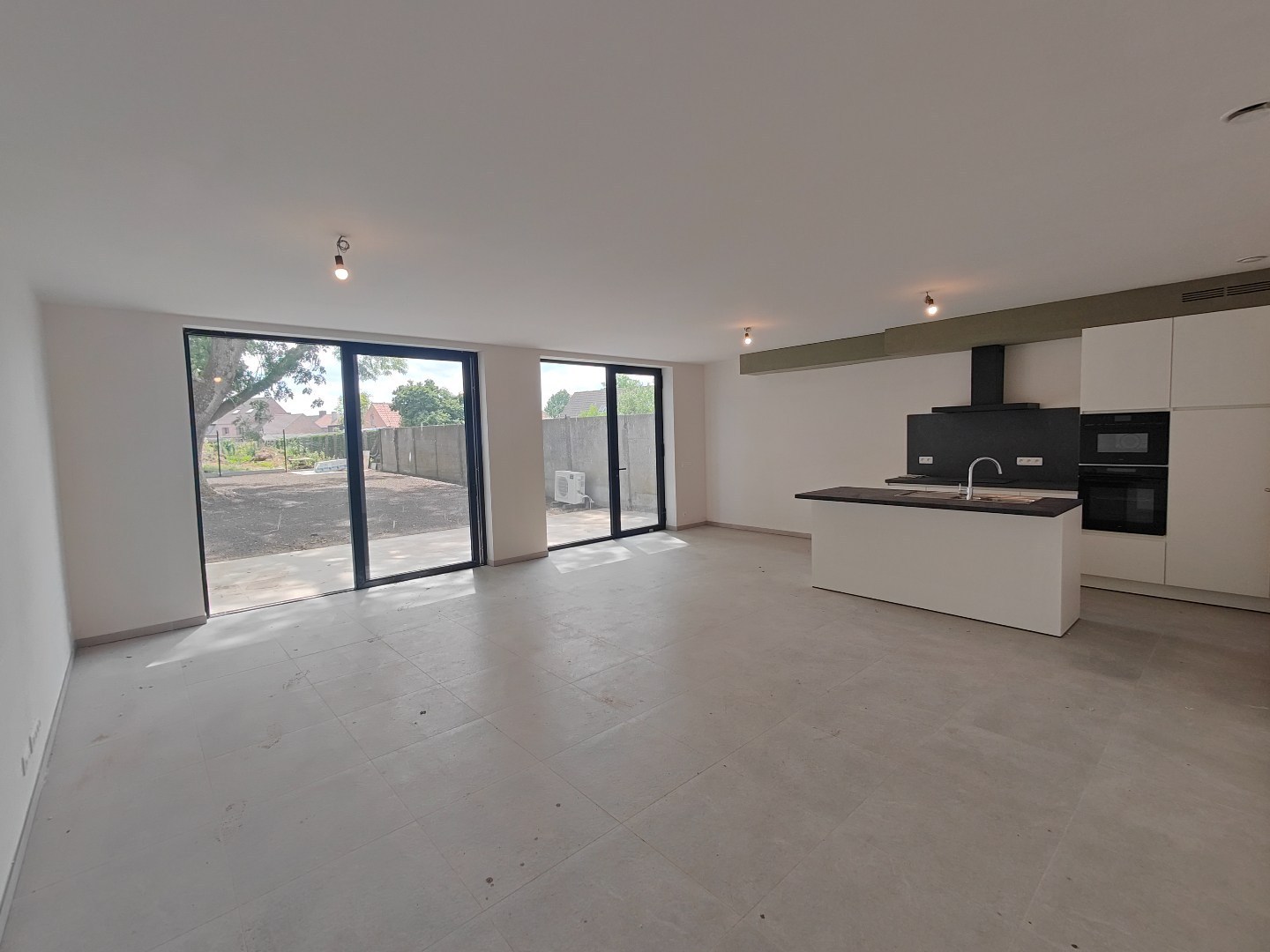 Afgewerkte woning met 2 slaapkamers & ruim zonnig terras en tuin + autostaanplaats en berging - foto 5