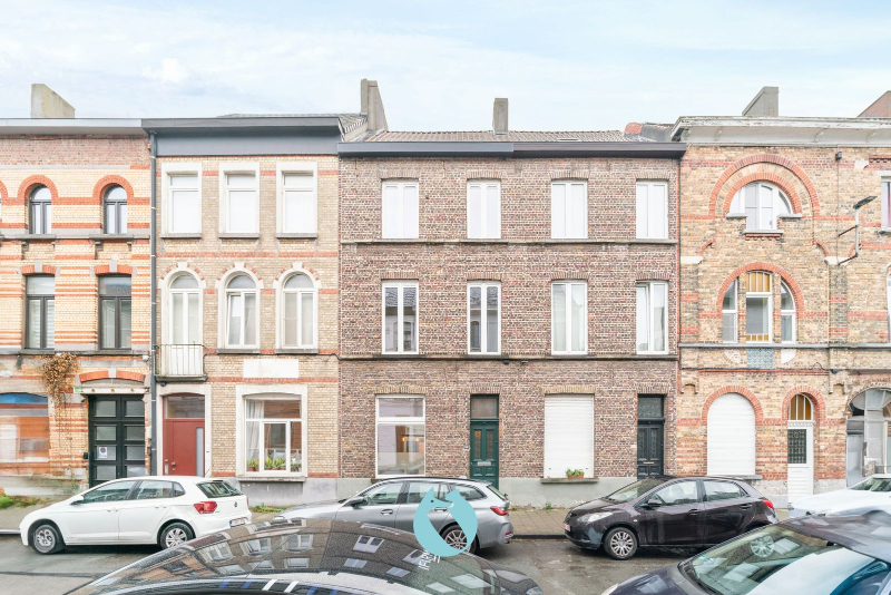 Deze woning combineert authenticiteit en hedendaags comfort, kopers vinden hierin een ideale thuis op een locatie die alles binnen handbereik biedt. - foto 2