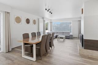 Deze ruime open bebouwing is ideaal gelegen in een residentiële buurt in het centrum van Eernegem en bevindt zich op een perceel van 519 m² met een zonnige tuin rondom de woning. Met een bewoonbare oppervlakte van maar liefst 213 m² biedt deze woning uitzonderlijk veel ruimte.<br />Bij het betreden van de woning komt u in een verzorgde inkomhal die toegang geeft tot de lichtrijke leefruimte met gezellige gashaard en aansluitende open bar. De volledig uitgeruste keuken met kwalitatieve toestellen sluit naadloos aan op de ruime veranda, waar u het hele jaar door kan genieten.<br />De woning beschikt over 2 slaapkamers met mogelijkheid tot een derde kamer, een ingerichte badkamer, een praktische wasplaats en een ruime garage met elektrische poort. Daarnaast is er een aparte hobby- of praktijkruimte met eigen toilet, ideaal voor zelfstandige activiteiten of als extra leefruimte.<br />Buiten geniet u van een mooi aangelegde, zuidgerichte tuin met terras, zonneluifel en meerdere tuinbergingen, perfect om in alle rust te ontspannen. De oprit met carport en laadpaal zorgt voor extra comfort.<br /><br />De vermelde prijs is een richtprijs. Elk bod, hoger of lager, wordt voorgelegd aan de eigenaar, die zich het recht voorbehoudt om dit te aanvaarden of te weigeren.<br /><br />Dankzij de 16 zonnepanelen, degelijke isolatie en een EPC-label B is deze woning bovendien energiezuinig, zonder renovatieverplichting. <br />Kortom, een instapklare en veelzijdige woning op een topligging.<br />EPC: 176 kWh/m² (Vg, Wg, Gmo, Gvkr, Gvv) Ref. OU28127
