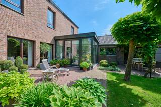 In het gehucht 'Lommel-Barrier' ontdek je deze prachtige karaktervolle - voormalige - dokterswoning die stijl, comfort en functionaliteit combineert op een ideale locatie. Het pand beschikt over een aparte inkom, perfect voor wie praktijk, kantoor of beroep aan huis wil uitoefenen, zonder de privéruimte te storen.<br />Bij binnenkomst ervaar je meteen de warme sfeer en het authentiek karakter van de woning, gecombineerd met moderne afwerkingen en maximaal wooncomfort. De ruime woonkamer is licht en uitnodigend, en biedt vlotte toegang tot de zuidgerichte parktuin, waar je volop kan genieten van zon en privacy.<br /><br />De woning telt 4/5 comfortabele slaapkamers, ideaal voor een gezin of voor extra werk- of hobbyruimtes.<br />De keuken is praktisch ingericht en volledig uitgerust met inbouwtoestellen; de badkamer is voorzien van ligbad, douche en meubel.<br /><br />Duurzaamheid en energie-efficiëntie zijn niet vergeten : de woning is voorzien van zonnepanelen, wat bijdraagt aan een lage energiefactuur en een milieuvriendelijke levensstijl.<br /><br /><span><u><strong>INDELING</strong></u></span><br /><u>Gelijkvloers :</u><br />. inkom- en trappenhal - toilet - eetkamer - tuinkamer - salon met gashaard - volledig uitgeruste keuken - achterinkom - koele bergplaats - bergruimte - wasplaats - inpandige garage voorzien van sectionaal poort<br />. zij-ingang - wachtkamer - toilet - praktijkruimte<br /><br /><u>Verdieping :</u><br />. nachthal - 4/5 comfortabele slaapkamers - badkamer voorzien van ligbad, douche en badkamermeubel - toilet<br /><br /><u>Zolderruimte :</u><br />. via vlizo trap te bereiken geïsoleerde ruim bemeten zolderruimte<br /><br /><u>Kelder :</u><br />. via vaste trap naar 2 kelderruimtes<br /><br /><span><u><strong>TUIN:</strong></u></span><br />De fraai aangelegde tuin is een absolute troef en omvat volwassen bomen, stijlvolle sierstruiken en een perfect onderhouden grasveldje, wat zorgt voor een aangename en groene leefomgeving; verder is er een aangelegd terras met pergola.<br /><br />Via verharde oprit naar carport.<br />Langs de woning zijn er een aantal (4) bezoekersplaatsen voorzien.<br /><br />Extra troeven zoals de praktische indeling, de aparte inkom, de zonnige tuin en de combinatie van woon- en werkruimte maken dit pand uniek. Een ideale woning voor wie karakter, comfort en flexibiliteit wil combineren.<br /><br /><strong>Maak vandaag nog een afspraak (tel. 0496/166 339) en ontdek zelf deze uitzonderlijke woning!</strong>