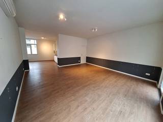 Knusse handelsruimte van 50m² in centrum Turnhout. Onmiddellijk beschikbaar! EPC-label: C.Ligging: pal in het centrum van Turnhout, op 100m van de...