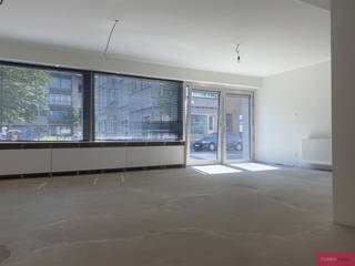 <p><span>Espace de bureau rénové, rez-de-chaussée.</span></p><p><span>Situé dans le quartier de Markgrave, sur l'axe de liaison entre Jan Van Rijswijcklaan et Brederodestraat, nous vous proposons cet espace de bureau au rez-de-chaussée. </span></p><p><span>Il s'agit d'un espace d'environ 70m² avec une belle lumière et un accès direct depuis la rue. Actuellement, l'espace est divisé en plusieurs cabines's/rooms, les cloisons peuvent facilement être enlevées en accord avec le propriétaire.</span></p><p><span>L'espace dispose d'une cuisine entièrement équipée. A l'arrière, il y a un vestiaire avec des toilettes séparées équipées d'un lave-mains et une salle d'archives (7m²). L'espace est idéal pour un bureau ouvert en îlot, une profession libérale et/ou un cabinet de kinésithérapie par exemple. L'espace avant est équipé de connexions réseau.</span></p><p><span>Compteurs/connexions propres pour l'eau, le gaz et l'électricité. Taxe foncière à la charge du locataire, provision €100,00/mois.</span></p><p><span> </span></p>