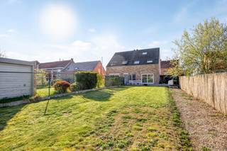 Welkom in Wezemaal ! Gelegen op een centrale locatie, vinden we deze ruime en instapklare woning uit 2010 terug. Met een bewoonbare oppervlakte van 162 m² op een uitzonderlijk groot perceel van maar liefst 25 are, kan men zich naar hartenlust uitleven. Deze eigendom biedt een ideale combinatie van ruimte, comfort en een groene omgeving.<br /><br />We betreden de woning via een inkomhal met gastentoilet en trap naar boven. Vervolgen we de gang, dan komen we terecht in een lichtrijke leefruimte die naadloos overgaat in de eetplaats en de functionele keuken. Hier zorgen de grote raampartijen voor een aangename connectie met de tuin. Op de eerste verdieping vinden we vier slaapkamers en één badkamer terug, de laatste slaapkamer bevindt zich op zolder. Dit alles maakt ze bijzonder geschikt maakt voor grote gezinnen, thuiswerk of het inrichten van hobbyruimtes. <br /><br />De grote tuin tenslotte biedt tal van mogelijkheden voor ontspanning, spel en buitenleven. Dankzij het EPC-label B is de woning energiezuinig, en met een regenwaterput van 5.000 liter wordt ook aandacht besteed aan duurzaam watergebruik. De degelijke bouwkwaliteit uit 2010 vormt een extra troef. Kortom, deze woning is een uitstekende keuze voor wie op zoek is naar ruimte en wooncomfort op een toplocatie in Wezemaal. <br /><br />Neem nu contact op met Ben via ben@sophimo.be of op 0468 58 04 09 !