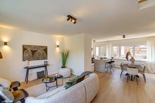 <h3>Instapklare, volledig gerenoveerde bel-etagewoning met 5 slaapkamers, dubbele garage en zonnepanelen in Grimbergen</h3><p>Bent u op zoek naar een ruime, energiezuinige en volledig instapklare gezinswoning? Dan is deze prachtig gerenoveerde bel-etagewoning, gelegen in een rustige straat te Grimbergen, precies wat u zoekt.</p><p>Deze woning werd in <strong>2025-2026 volledig gerenoveerd met kwalitatieve materialen</strong> en combineert hedendaags wooncomfort met een doordachte indeling en een uitstekende energieprestatie. Met een <strong>netto bewoonbare oppervlakte van 245,14 m²</strong> op een perceel van <strong>180 m²</strong> biedt deze woning uitzonderlijk veel ruimte voor het hele gezin.</p><p></p><p>De lichtrijke leefruimte met open keuken heeft een totale oppervlakte van maar liefst <strong>44 m²</strong> en geniet dankzij de grote raampartijen van een overvloed aan natuurlijke lichtinval. De woning beschikt verder over <strong>5 volwaardige slaapkamers</strong> en <strong>2 moderne badkamers</strong>, waardoor ze perfect geschikt is voor grotere gezinnen, thuiswerkers of wie graag extra ruimte heeft.</p><p></p><p>Buiten geniet u van een <strong>onderhoudsvriendelijke tuin</strong>, ideaal om te ontspannen zonder veel onderhoud.</p><p></p><p>Ook op technisch vlak scoort deze woning uitstekend:</p><ul><li><p><strong>EPC-label B</strong></p></li><li><p><strong>Elektrische installatie conform</strong></p></li><li><p><strong>Asbestvrij</strong></p></li><li><p><strong>Zonnepanelen met een vermogen van 5.340 Wp</strong></p></li><li><p><strong>Verwarming op aardgas</strong></p></li><li><p><strong>Dubbele garage</strong></p></li></ul><h3>Troeven op een rij:</h3><p>✔ Volledig gerenoveerd in 2025-2026<br />✔ Instapklaar<br />✔ Netto bewoonbare oppervlakte van 245,14 m²<br />✔ Perceel van 180 m²<br />✔ 5 slaapkamers<br />✔ 2 badkamers<br />✔ Ruime leefruimte met open keuken (44 m²)<br />✔ Veel natuurlijke lichtinval<br />✔ Onderhoudsvriendelijke tuin<br />✔ Dubbele garage<br />✔ EPC-label B<br />✔ Conforme elektriciteit<br />✔ Asbestvrij<br />✔ Zonnepanelen (5.340 Wp)<br />✔ Rustige ligging in Grimbergen</p><p></p><p>Een ideale woning voor wie op zoek is naar ruimte, comfort en energiezuinig wonen op een rustige locatie.</p><p></p><p>Voor meer informatie of een bezoek ter plaatse, contacteer ons vandaag nog op het nummer 015 79 05 83.</p>