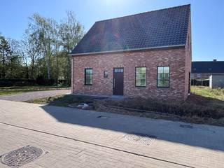 Deze woning is gelegen in de nieuwe verkaveling "Mirrepadde" vlakbij het centrum van Wakken en op wandelafstand van provinciaal domein De...