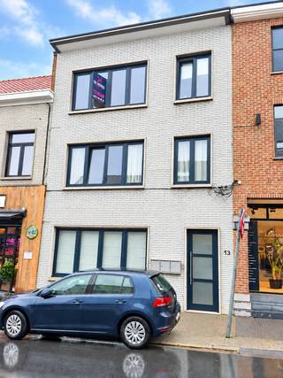 <strong>TE HUUR - Centrum Lennik </strong>- Appartement op wandelafstand van de markt van Sint-Kwintens-Lennik op de <strong>2de verdieping</strong> bestaande uit een woonkamer, aparte keuken, volledig ingericht met inductie kookplaat, dampkap, oven, gootsteen, vaatwasser, frigo en keukenkasten. <strong>1 grote en 1 kleinere slaapkamer/bureau</strong>. <br /><br />Terras met bergkast. Individuele kelderruimte op de kelderverdieping (-1).<br /><br /><strong>Huurprijs: 850euro/huur/maand + 60euro/maand provisie voor water en verwarming.</strong><br /><strong>Garagebox te huur voor 65euro/maand. </strong><br /><br />Individuele teller voor elektriciteit. Verwarming en verbruik water via jaarlijkse afrekening (tussentellers). <br /><br /><strong>EPC Label C - score 287kWh/(m<sup>2</sup> jaar) - ref. 20241230-0003494208-RES-1</strong><br /><br /><strong>Beschikbaar per 15/09/2026.</strong><br /><br />Interesse? Vraag uw bezoek aan via info@dehenauvastgoed.be <br />