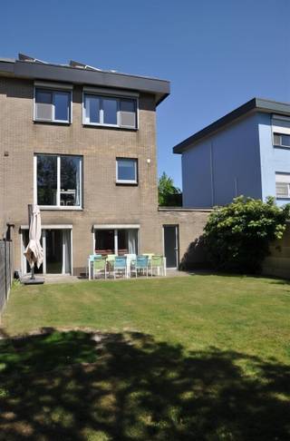 <p><span>Deze aantrekkelijke halfopen woning in Hoevenen biedt een ideale combinatie van comfort en functionaliteit en is een aanrader voor wie op zoek is naar een rustige en kindvriendelijke locatie in een goed onderhouden wijk.</span></p><p><span> </span></p><p><span>Het huis beschikt over 4 slaapkamers, wat voldoende ruimte biedt voor een groeiend gezin of bureauruimte, de badkamer is voorzien van een ligbad met douchescherm, een wastafel en toilet. Op de eerste verdieping bevindt zich de leefruimte van ca. 35 m² met vernieuwde vloer, glazen deur en een open, witte neutrale keuken met basistoestellen, op de benedenverdieping vindt u een gastentoilet, een hobbyruimte/studio en de inpandige garage.</span></p><p><span> </span></p><p><span>Buiten beschikt de woning over een voortuin, 2 autostaanplaatsen en een zonnige, omheinde achtertuin.</span></p><p><span> </span></p><p><span>EXTRA'S : vernieuwd en conform dak (2023), 12 zonnepanelen, 2de garage naast de woning, e-peil = B, conforme elektriciteit</span></p><p><span> </span></p><p><span> </span></p>