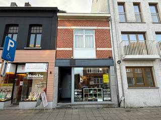 Opbrengsteigendom bestaande uit een commercieel gelijkvloers en 1 appartement. <br /><br /><u><strong>Indeling van het gebouw:</strong></u><br /><br /><strong><u>Grondoppervlakte: +/- 75 m²</u></strong><br /><strong>Kelder<br />Gelijkvloers:</strong><br />Inkomhal voor het duplexappartement van de eerste en tweede verdieping<br />Winkel ingedeeld met commercieel gedeelte, berging, afzonderlijk toilet.<br /><strong>Eerste verdieping + tweede verdieping:</strong><br />Duplexappartement ingedeeld met woonkamer, eetplaats, keuken, badkamer, 2 slaapkamers en terras.<br /><br /><br />EPC scores: <br />Bredabaan 181: <br />Gelijkvloers: 20241004-0003395267-KNR-3 - E label<br />Eerste verdieping: 20241002-0003396567-RES-2 - 163 kWh/m²jaar<br /><br />