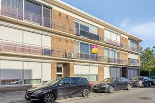 Ben je op zoek naar een praktisch ingedeeld appartement met twee slaapkamers, een terras en een eigen autostaanplaats?<br />Dan is dit appartement in de Pijlstraat zeker een match, vlakbij het centrum van Zwijndrecht.<br /><br />Je komt binnen via de inkomhal met ingemaakte kasten, die meteen zorgt voor extra opbergruimte.<br />Vanuit de inkomhal kom je in de leefruimte met aansluitende keuken.<br />De aangename leefruimte, <strong>voorzien van airco</strong>, biedt voldoende plaats voor een gezellige zithoek en eethoek.<br /><br />Het appartement beschikt over<strong> twee slaapkamers</strong>, waarvan één rechtstreeks toegang geeft tot het terras.<br />Verder is er een badkamer met lavabo en ligbad en een aparte ruimte voor was-en droogmachine.<br />Daarnaast zijn er een afzonderlijk toilet en een praktische berging aanwezig.<br /><br /><strong>Een eigen autostaanplaats</strong>, inbegrepen in de prijs, vormt een bijkomende troef en zorgt voor extra parkeergemak.<br />Een comfortabel appartement met een praktische indeling.<br /><br />Ideaal voor wie op zoek is naar een fijne thuis of <strong>een interessante investering.</strong><br /><br /><br />Kom je graag eens kijken? Bel ons op 03/775.78.79.<br />Ben je ook van plan jouw eigendom te verkopen? Maak een afspraak voor een gratis schatting, wij maken er samen een succesverhaal van!<br />