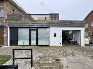 Bent u op zoek naar een bedrijfsgebouw met een uitstekende bereikbaarheid? Dan is dit magazijn met kantoor precies wat u zoekt.<br />Dit pand combineert een opslagruimte met een praktisch ingericht kantoor, waardoor het ideaal is voor zelfstandigen, logistieke activiteiten, of een combinatie van opslag en administratie. Dankzij de ligging geniet u van een uitstekende bereikbaarheid, met een snelle verbinding naar de Brugse ring, de E40 en de haven van Zeebrugge.<br /><br /><span><strong><u>Benaderende OPPERVLAKTEN:</u></strong><br />Bewoonbare oppervlakten:<strong><em> </em></strong><strong>135m²</strong></span><br /><br /><span><strong><u>INDELING</u></strong><u>:</u></span><br /><u><span>Magazijn</span></u><span>: ruim magazijn/opslagruimte</span><br /><u><span>Kantoor</span></u><span>: bureau, ingemaakte kasten, keuken en afzonderlijk toilet</span><br /><br /><span><strong><u>SPECIFICATIES:</u></strong></span>
<ul>
<li><span><strong>Beglazing en schrijnwerk</strong>: dubbele beglazing met pvc schrijnwerk</span></li>
<li><strong>Vrije hoogte</strong>: 2,7 meter</li>
<li><strong>Elektrische poort:</strong> 2,1 meter</li>
<li><span><strong>Algemene staat:</strong> Instapklaar</span></li>
<li><span>Mogelijkheid om nog ZONNEPANELEN te plaatsen op het plat dak.</span><br /> </li>
</ul>
<span><strong><u>GROTE TROEVEN van dit bedrijfspand:</u></strong></span>
<ul>
<li>Magazijn met geïntegreerde kantoorruimte</li>
<li>Strategische en vlot bereikbare locatie</li>
<li><span>Kwalitatieve en duurzame materialen</span></li>
</ul>
<span><strong><u>NUTSVOORZIENINGEN</u></strong><u>:</u></span>
<ul>
<li>Stadswater</li>
<li>I<span>nhoud boiler: 10 liter</span></li>
<li>Telefonie (telenet, proximus en fibernet aanwezig)!</li>
<li>Elektriciteit; drijfkracht, 3 x 400V, 32A</li>
</ul>
<br /><span><u>* Bijzonderheden</u></span><br />- Onze referentie op<strong> </strong><strong>www.centro.be</strong>: <strong>Q0858</strong><br />- <strong>Interesse?</strong> Neem dan vandaag nog contact voor meer info of bezichtiging:<strong> </strong><strong>050700102</strong><strong>.</strong><br /><br /><strong>CENTRO | </strong><strong>BEDRIJFSVASTGOED </strong>is reeds 26 jaar <u>gespecialiseerd in de bemiddeling van commercieel- en bedrijfsvastgoed</u> in West- en Oost-Vlaanderen.<br /><strong>Wilt u ook weten hoeveel uw bedrijfsgebouw waard is?</strong><br />Contacteer ons vrijblijvend voor een marktconforme waardebepaling van uw pand. <br />