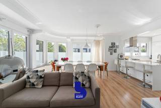 Deze karaktervolle hoekwoning uit de jaren '50 werd volledig gerenoveerd en combineert authentieke elementen met hedendaags wooncomfort. Gelegen langs de Elisabethlaan geniet u van een centrale ligging in Oostende met een open uitzicht.<br /><br />Bij het binnenkomen in de ruime inkomhal vallen meteen de natuurstenen trap en de praktische vestiaire op. Op het gelijkvloers bevinden zich 4 inpandige garages inbegrepen in de vraagprijs. Momenteel zijn 3 van de 4 garages verhuurd, goed voor een maandelijkse huuropbrengst van 230 euro. De ruime achterliggende ruimte kan bovendien perfect dienst doen als praktijk- of kantoorruimte voor een zelfstandige activiteit.<br /><br />Op de eerste verdieping bevindt zich een lichtrijke leefruimte met een open keuken, uitgerust met alle moderne toestellen en een praktisch kookeiland. Verder vindt u hier ook twee comfortabele slaapkamers, een badkamer met bad en een apart toilet.<br /><br />De tweede verdieping biedt een derde slaapkamer, een ruime berging en een prachtig terras van maar liefst 36 m², ideaal om volop van zonnige dagen te genieten. Extra opslagruimte is voorzien op de geïsoleerde zolder, die bovendien perfect kan worden ingericht als vierde slaapkamer.<br /><br />Troeven:
<ul>
<li>4 inpandige garages inbegrepen in de vraagprijs</li>
<li>Vernieuwd dak (2020) en ramen/deuren (2023)</li>
<li>Volledig uitgeruste keuken (2015)</li>
<li>Centrale verwarming op aardgas en regenwaterrecuperatie</li>
<li>Elektriciteit conform tot 2039</li>
</ul>
Deze woning is ideaal voor wie op zoek is naar een instapklare, centraal gelegen gezinswoning met veel bergruimte, parkeermogelijkheden én een interessant verhuurpotentieel.